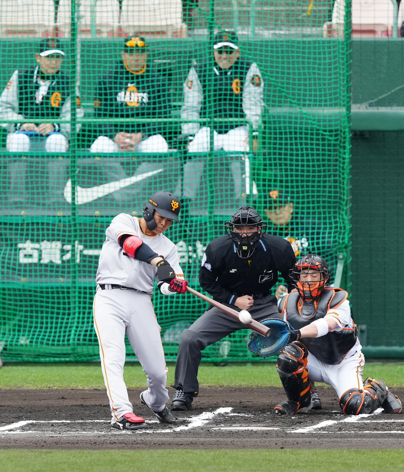 巨人紅白戦　1回表紅組1死、先制ソロ本塁打を放つ中山（撮影・江口和貴）