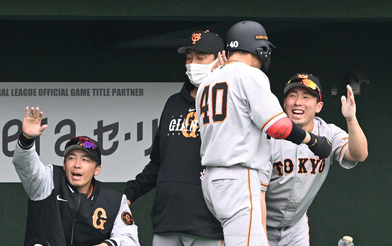 巨人紅白戦　1回表紅組1死、先制のソロ本塁打を放った中山（手前）を迎えるドラフト1位浅野（右奥）（撮影・滝沢徹郎）