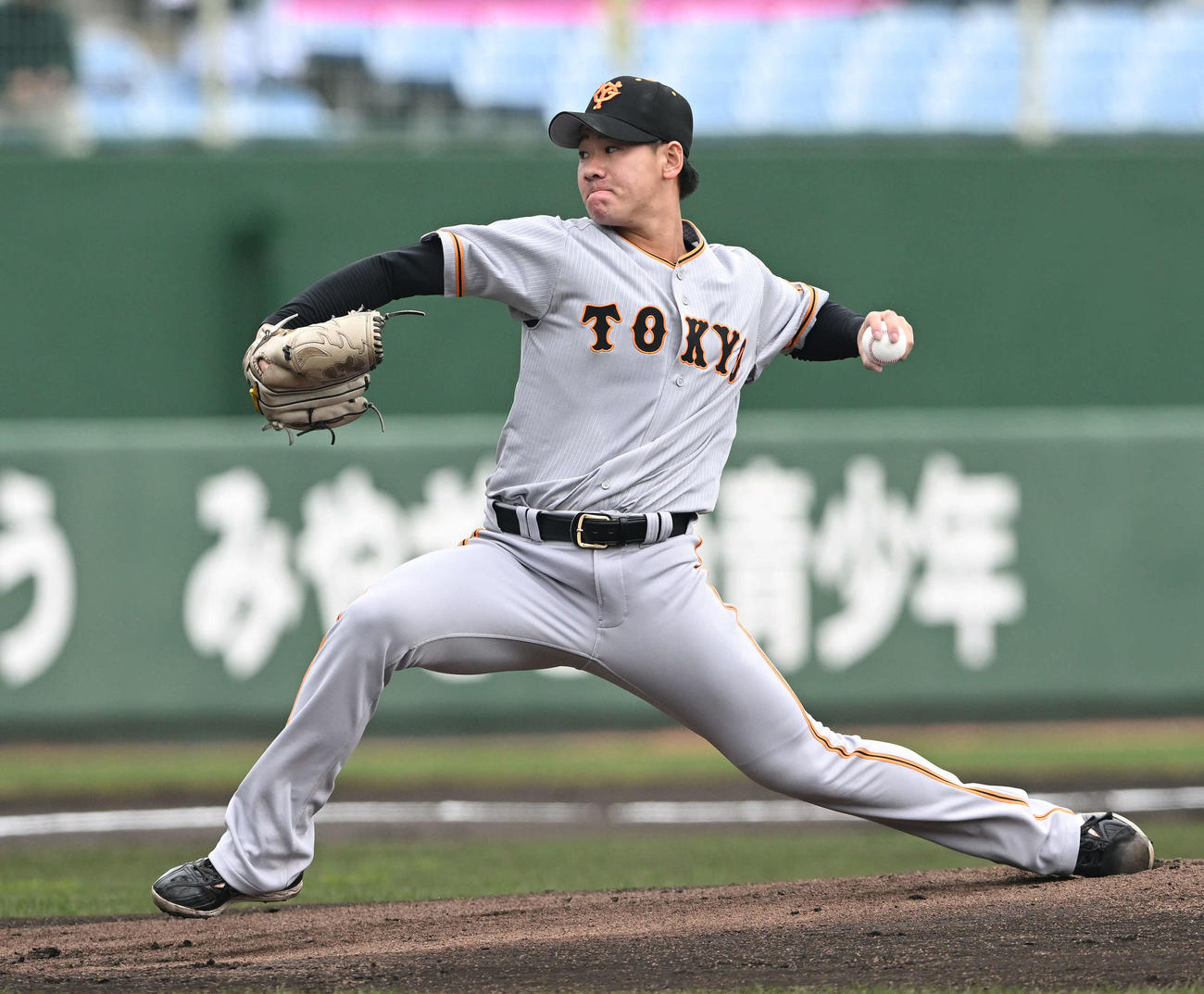 巨人紅白戦　紅組先発の井上（撮影・滝沢徹郎）