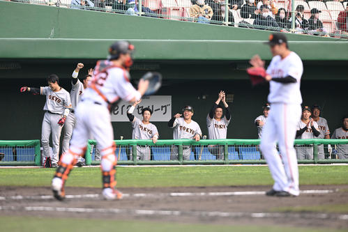 巨人紅白戦　4回表紅組無死二塁、浅野翔吾の左前打に盛り上がるベンチの選手たち（撮影・滝沢徹郎）