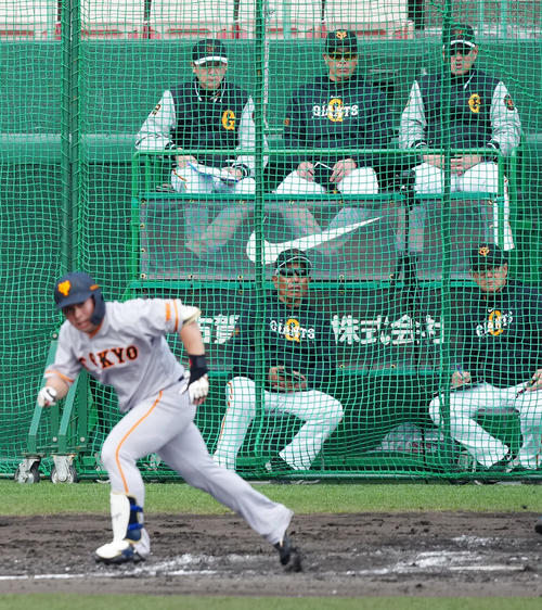 巨人紅白戦　4回表紅組無死二塁、左前打を放った浅野（手前）の打球を見つめる原監督（後方右奥）ら（撮影・江口和貴）