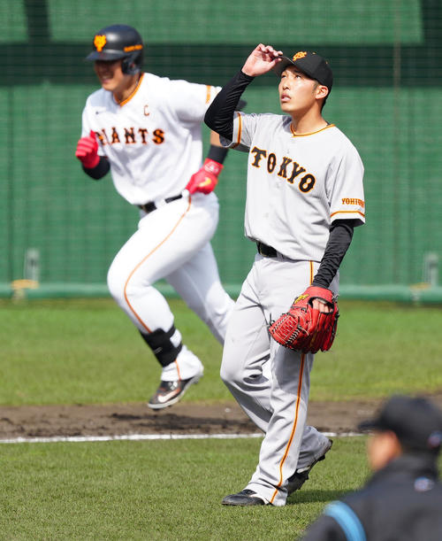 巨人紅白戦　4回裏白組無死、岡本和（後方）を二飛に仕留める赤星（撮影・江口和貴）
