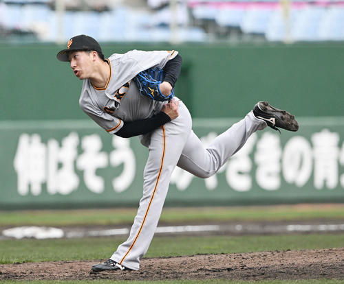 巨人紅白戦　紅組４番手で投球する大勢（撮影・滝沢徹郎）