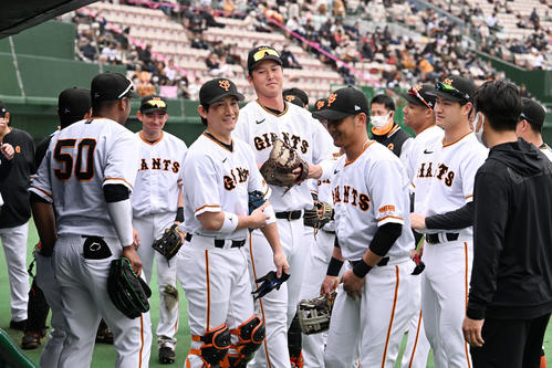巨人紅白戦前に臨む白組の選手たち（撮影・滝沢徹郎）
