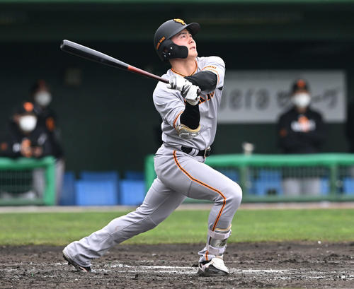 巨人紅白戦　6回表紅組2死一、二塁、岡田は右越え3点本塁打を放つ（撮影・滝沢徹郎）