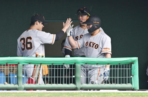 巨人紅白戦　4回表に左前打を放った浅野（右）はベンチへ石川とタッチを交わす（撮影・滝沢徹郎）