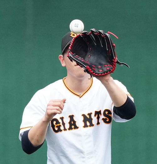 巨人紅白戦　2回表、WBC公式球を使用する巨人白組先発の戸郷（撮影・江口和貴）