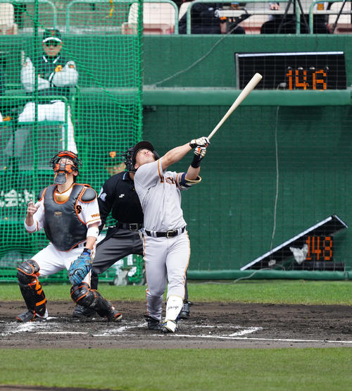 巨人紅白戦　2回表紅組2死一塁、捕邪飛に倒れる浅野（撮影・江口和貴）