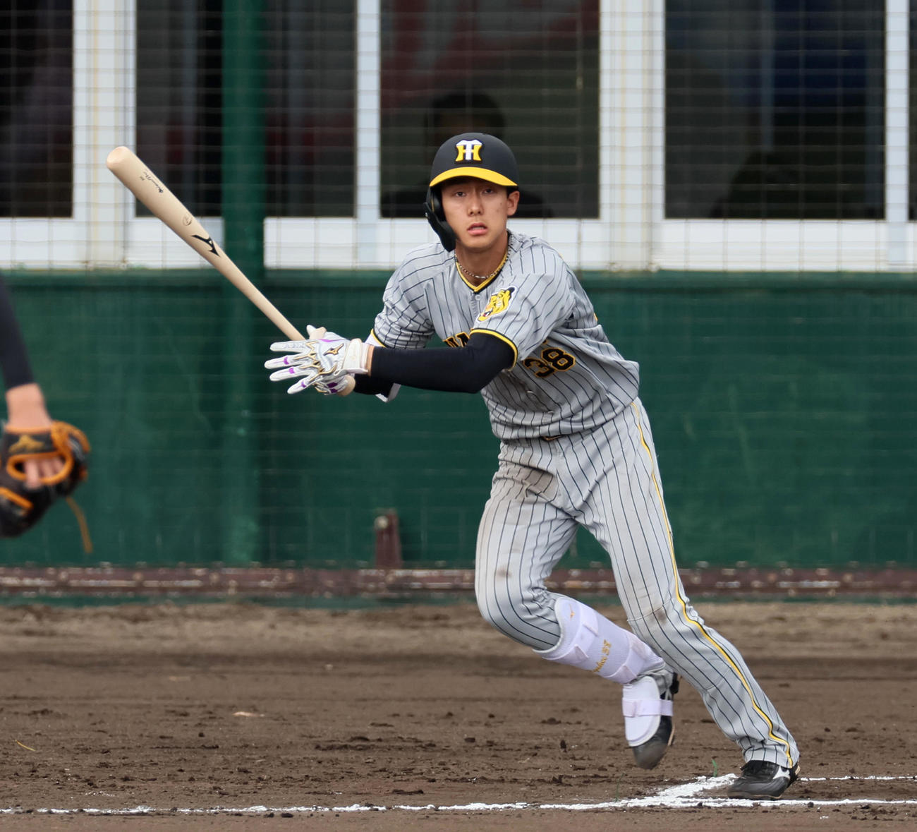 紅白戦　6回表白組無死一塁、小幡は中前打を放つ（撮影・加藤哉）