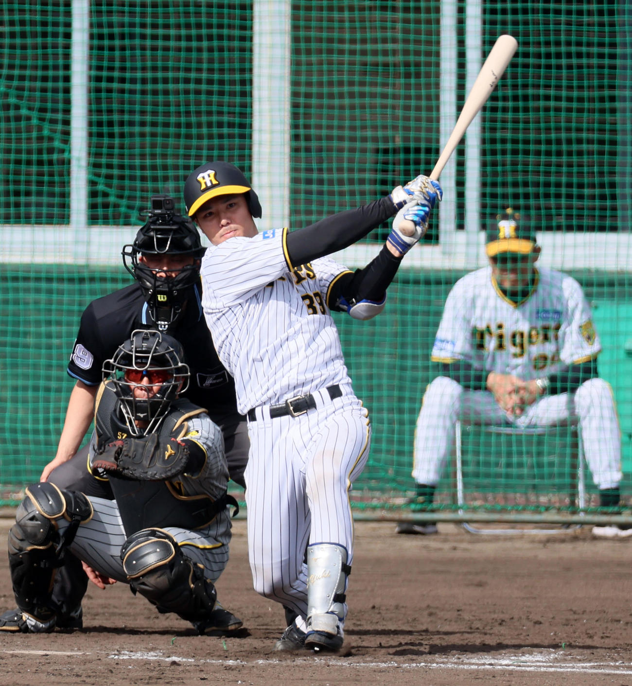 紅白戦　8回裏白組1死二塁、代打栄枝は左へ適時三塁打を放つ（撮影・加藤哉）