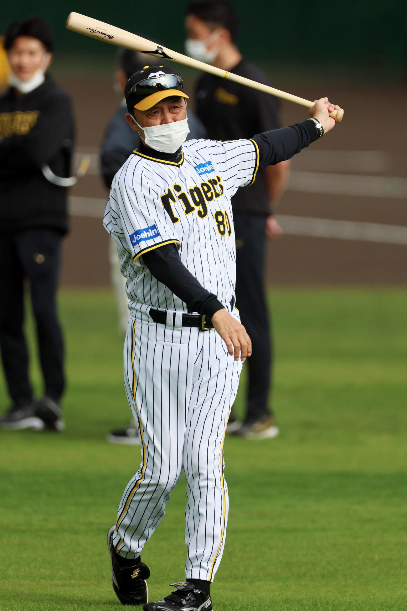 練習中バットを振る岡田監督（撮影・加藤哉）