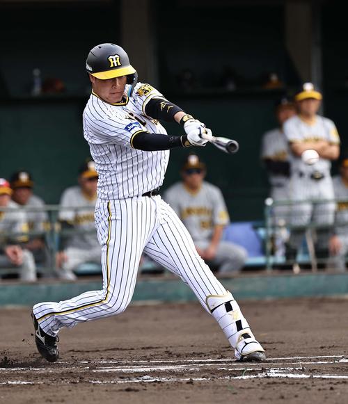 紅白戦　1回裏白組2死二塁、大山は左前に適時打を放つ（撮影・上田博志）