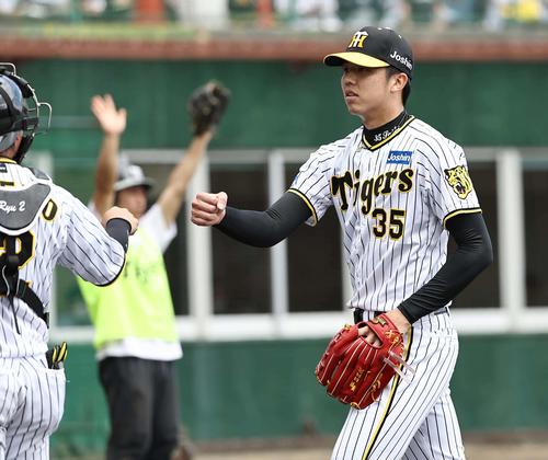 紅白戦　3回の登板を終え坂本（左）とグータッチをする才木浩人（撮影・上田博志）