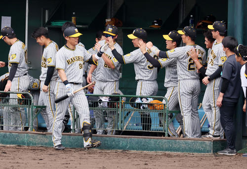 紅白戦　2回表紅組1死、原口は左越え本塁打を放ちベンチのナインとタッチする（撮影・加藤哉）