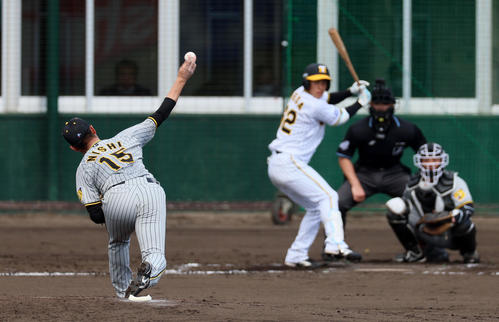 紅白戦　3回裏白組無死、植田に投球する西純（撮影・加藤哉）