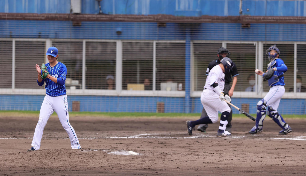 練習試合　ヤクルト対DeNA 3回裏ヤクルト1死、村上（中央）を空振り三振に仕留めグラブをたたく阪口（撮影・足立雅史）