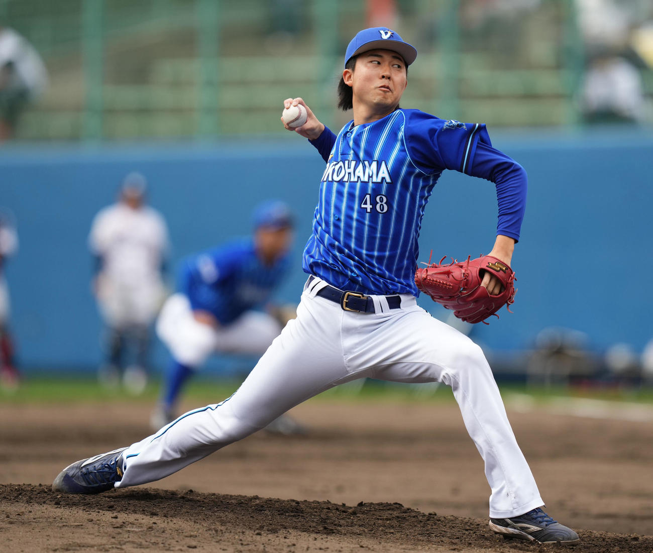 ヤクルト対DeNA 4回裏から登板したDeNA京山（撮影・横山健太）