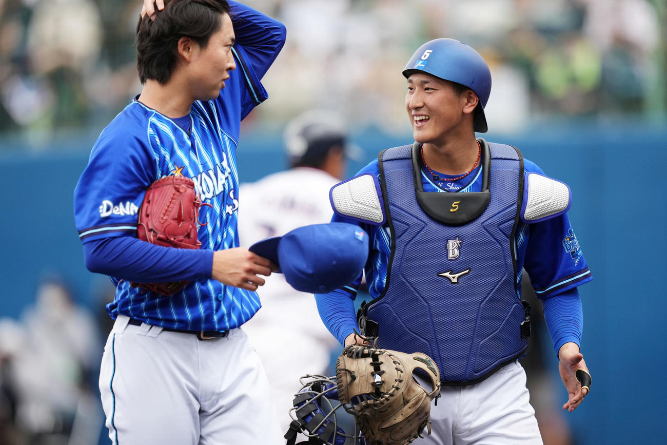 ヤクルト対DeNA 4回裏を無失点に抑えベンチへ引き揚げるDeNA京山（左）と松尾（撮影・横山健太）
