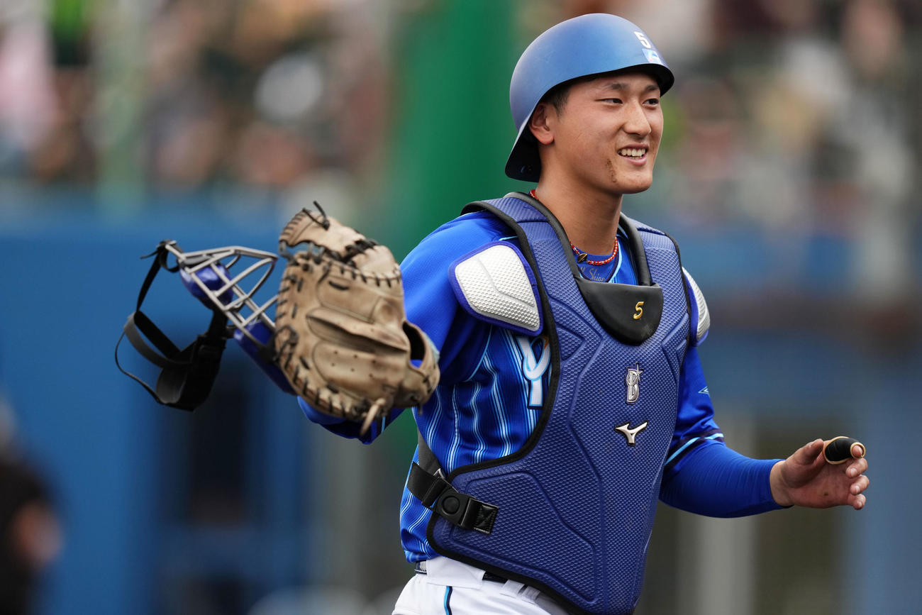 ヤクルト対DeNA 4回裏を無失点に抑えベンチへ引き揚げるDeNA松尾（撮影・横山健太）
