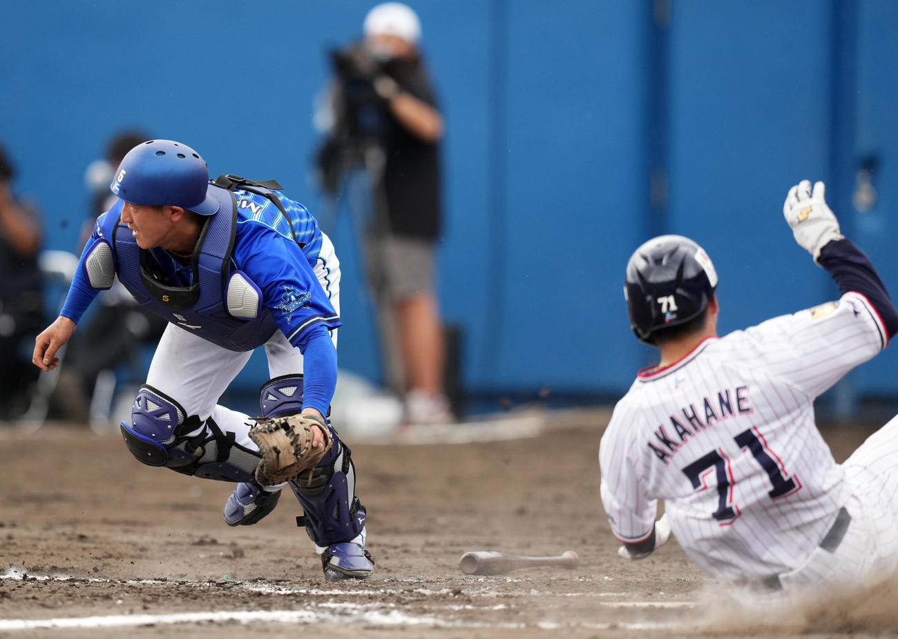 ヤクルト対DeNA 5回裏ヤクルト2死二、三塁、長岡に右前2点適時打を浴び松尾（左）はタッチできず赤羽の生還を許す（撮影・横山健太）