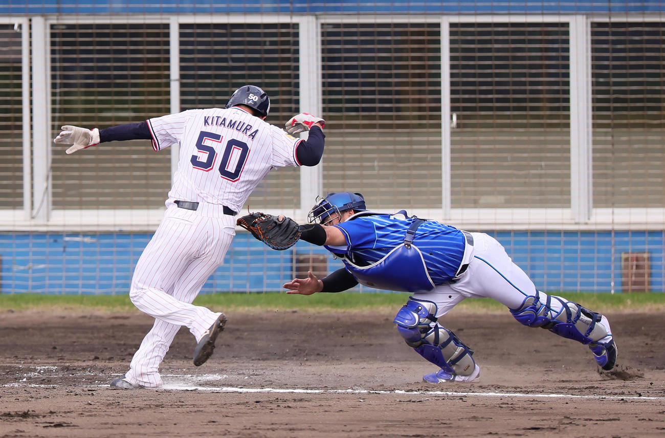 練習試合　ヤクルト対DeNA 7回裏ヤクルト無死二塁、丸山和の右適時二塁打で捕手戸柱（右）のタッチをかわし生還する北村（撮影・足立雅史）