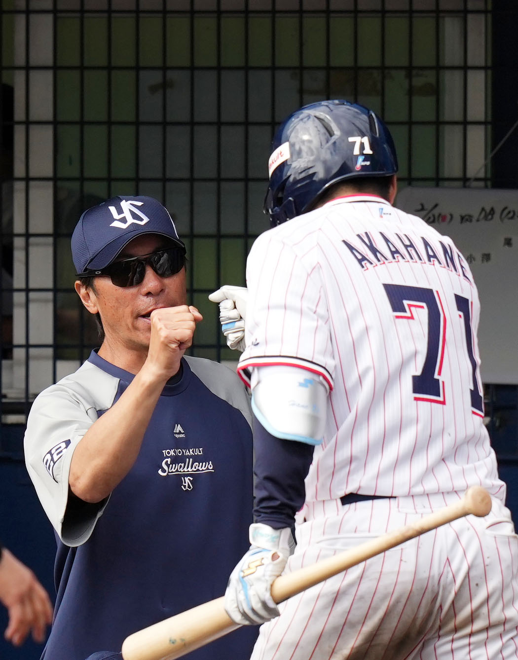 ヤクルト対DeNA 8回裏ヤクルト1死一、二塁、左越え3点本塁打を放った赤羽とタッチを交わす高津監督（右）（撮影・横山健太）