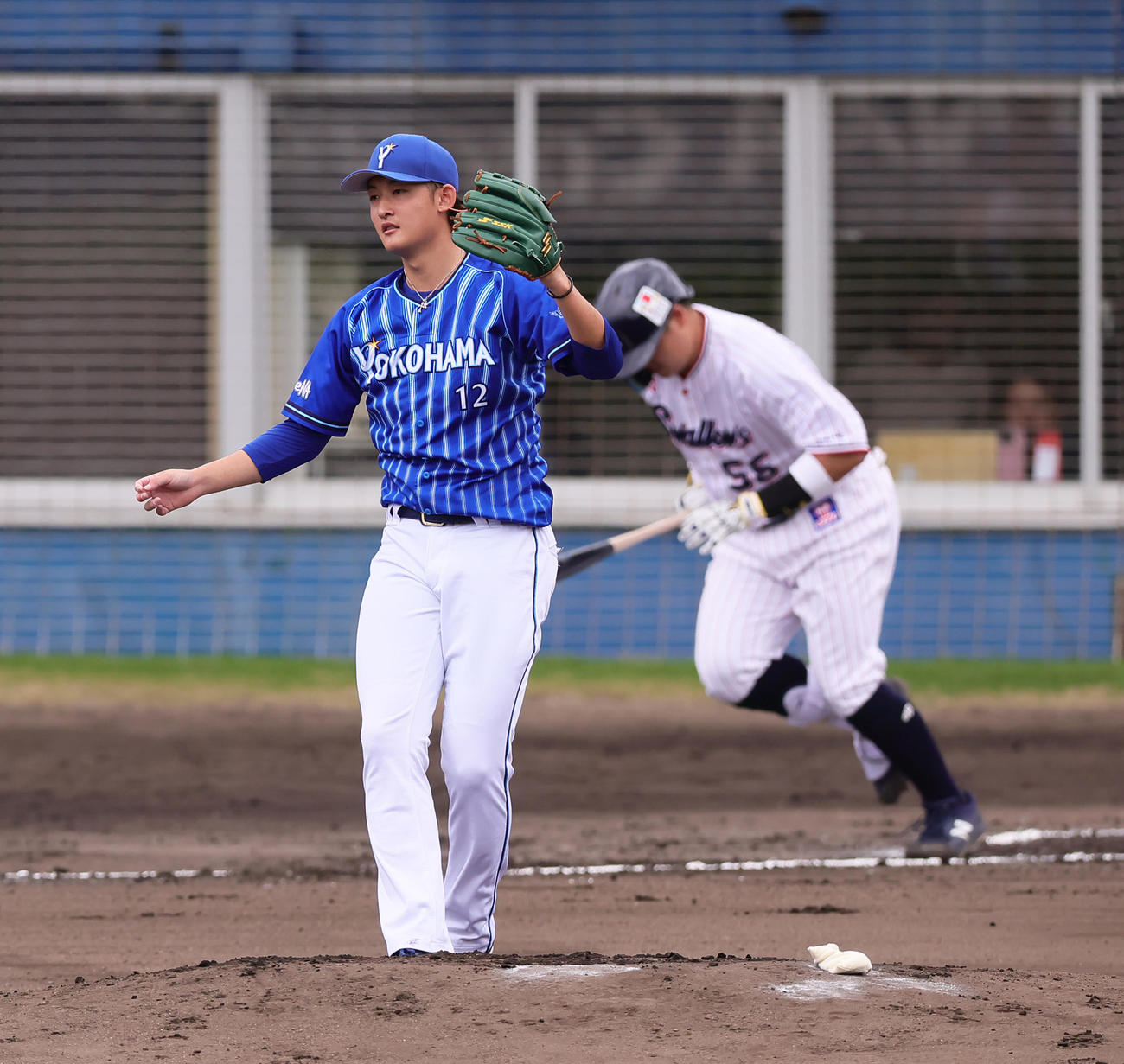 練習試合　ヤクルト対DeNA 1回裏ヤクルト2死三塁、村上を二ゴロに仕留めた阪口（撮影・足立雅史）