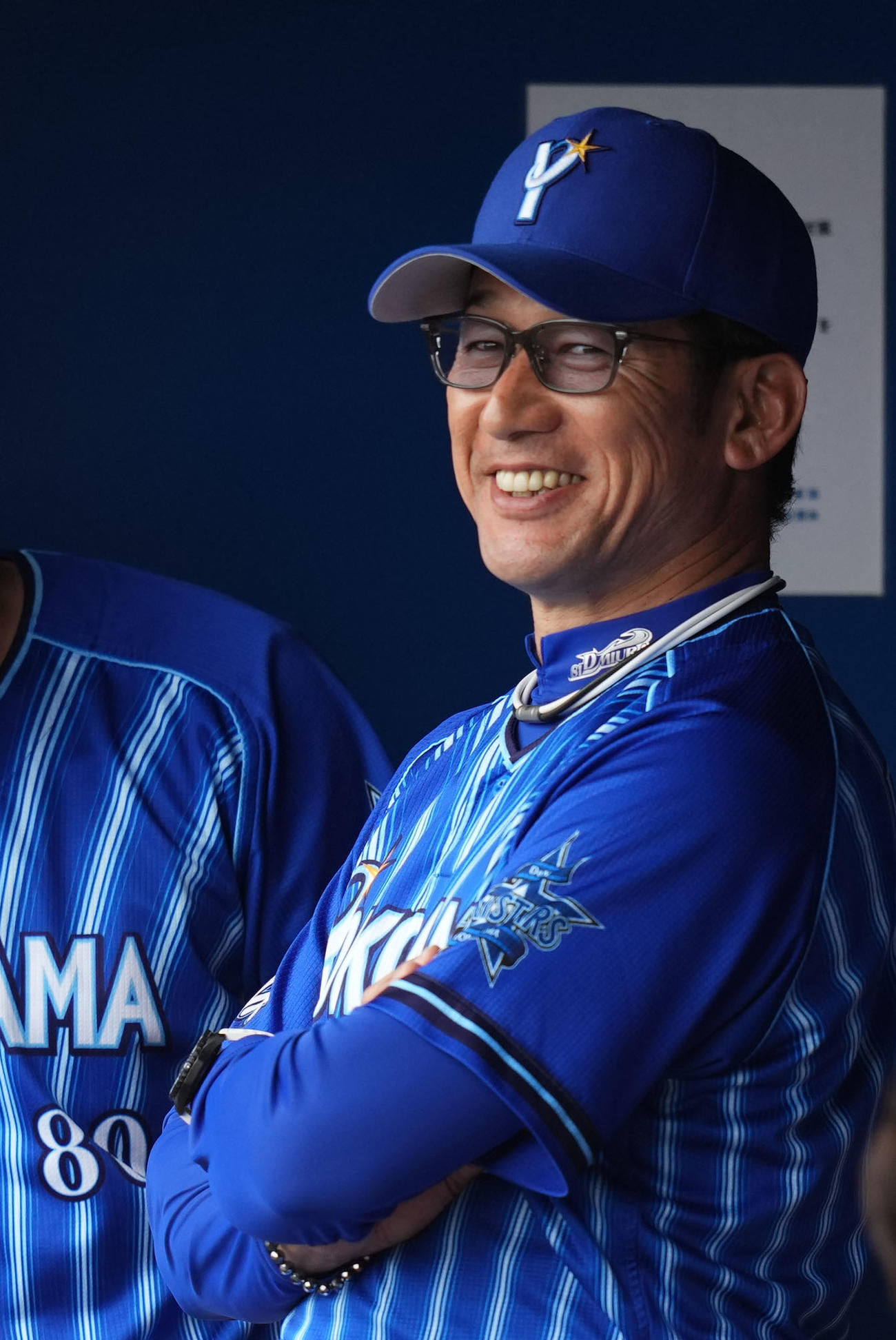 ヤクルト対DeNA　試合を見つめるDeNA三浦監督（撮影・横山健太）