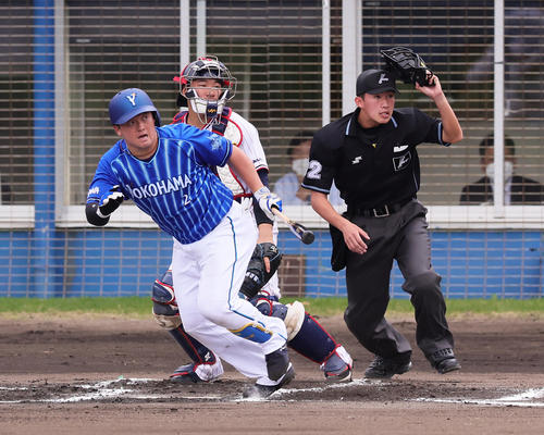 練習試合 ヤクルト対DeNA 1回表DeNA2死一塁、三ゴロに倒れた牧(撮影・足立雅史)