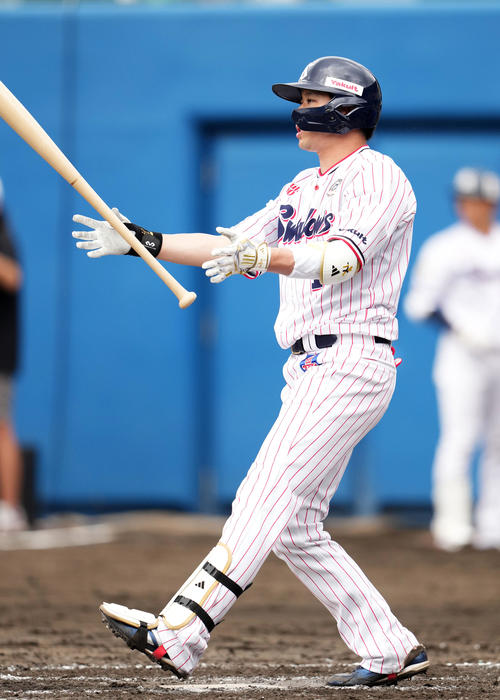 ヤクルト対DeNA 2回裏ヤクルト1死満塁、三振に倒れる山田(撮影・横山健太)