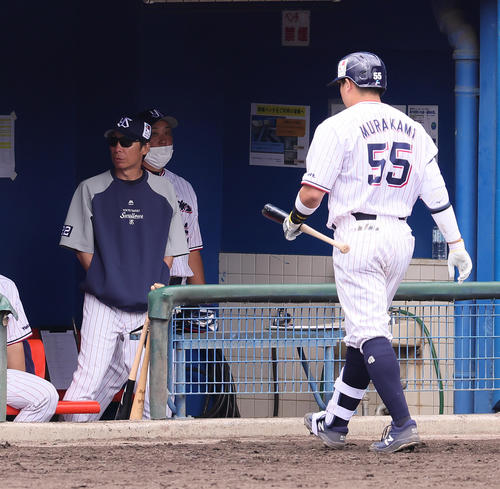 練習試合 ヤクルト対DeNA 3回裏ヤクルト1死、村上(右)は空振り三振に倒れベンチに戻る。左は高津監督(撮影・足立雅史)