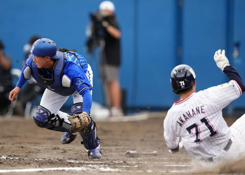 ヤクルト対DeNA 5回裏ヤクルト2死二、三塁、長岡に右前2点適時打を浴び松尾(左)はタッチできず赤羽の生還を許す(撮影・横山健太)
