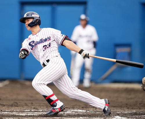 ヤクルト対DeNA 6回裏ヤクルト1死一、三塁、左前適時打を放つ内山(撮影・横山健太)