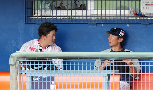ヤクルト対DeNA ベンチで言葉を交わすヤクルト村上(左)と高津監督(撮影・横山健太)