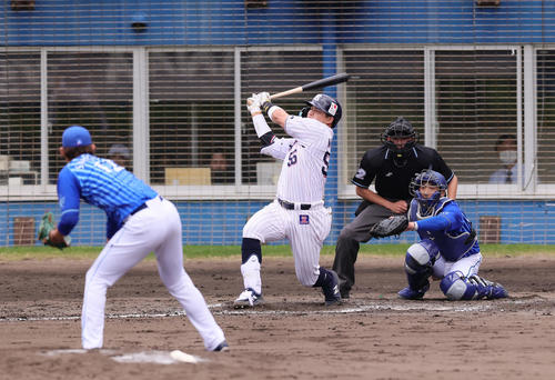 練習試合 ヤクルト対DeNA 3回裏ヤクルト1死、村上は空振り三振に倒れる。投手阪口(撮影・足立雅史)