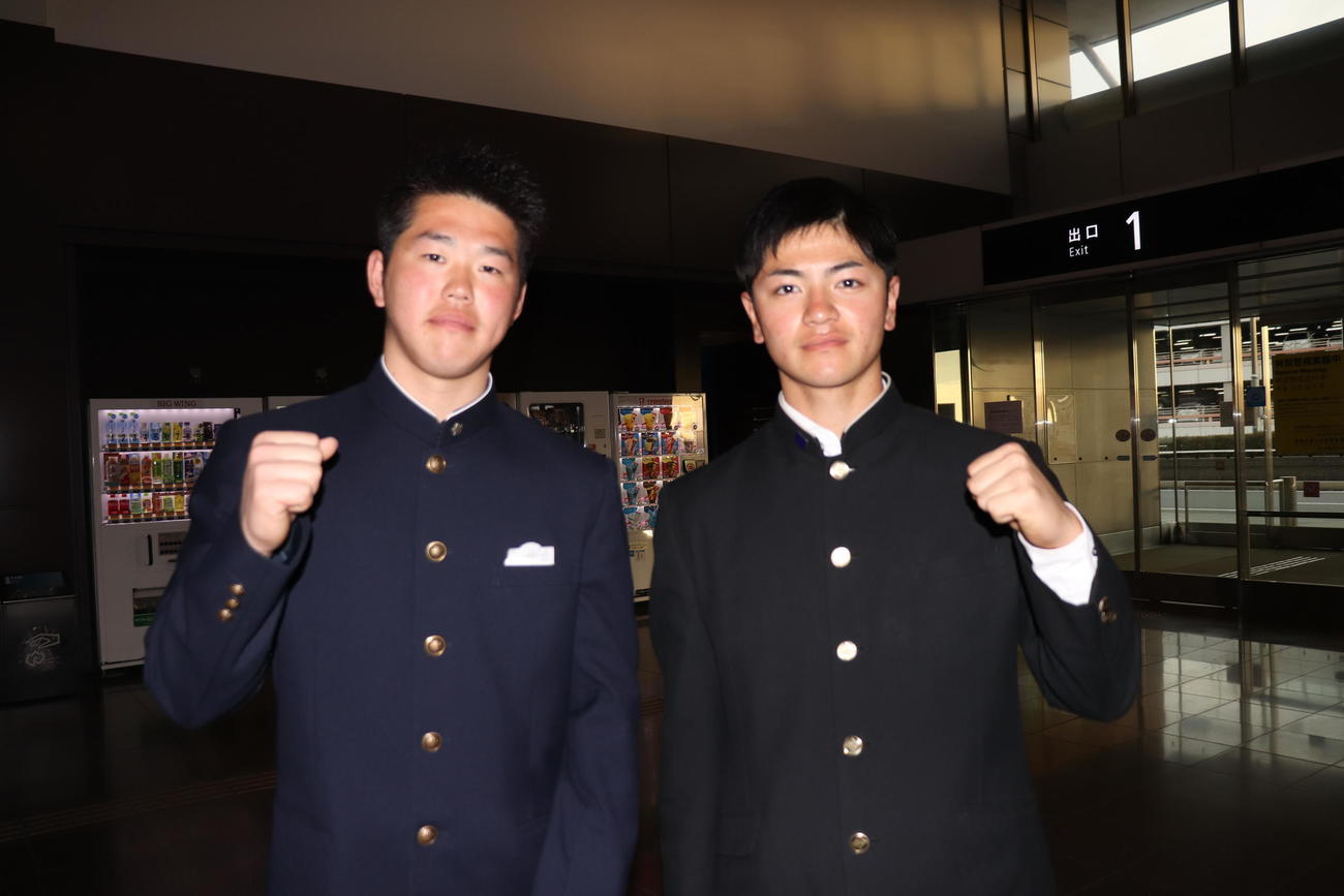 日体大の沖縄キャンプに参加する山梨学院の鈴木（左）と横浜の玉城