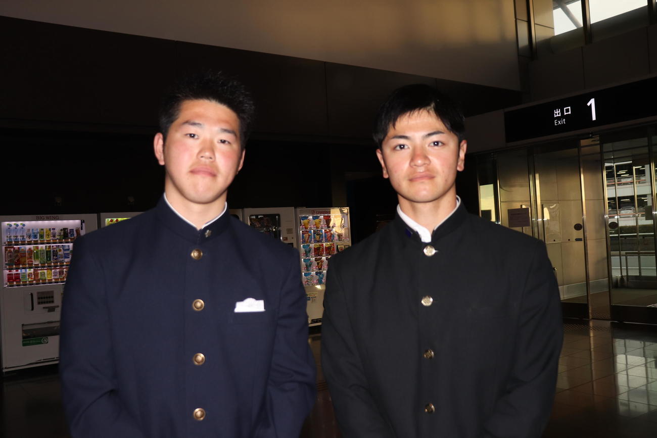 日体大の沖縄キャンプに参加する山梨学院の鈴木（左）と横浜の玉城