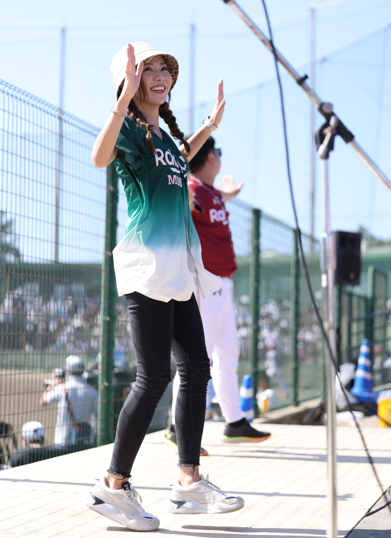 ロッテ対楽天台湾　お立ち台でパフォーマンスする楽天ガールズの今井さやかさん（撮影・河田真司）