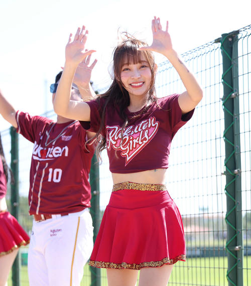 お立ち台でパフォーマンスするリン・シャンら楽天ガールズのチア（撮影・河田真司）