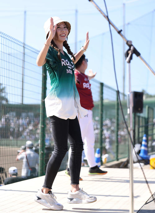 ロッテ対楽天台湾　お立ち台でパフォーマンスする楽天ガールズの今井さやかさん（撮影・河田真司）
