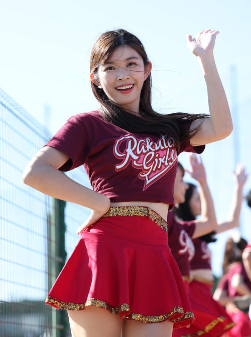 お立ち台でパフォーマンスするインルーら楽天ガールズのチア（撮影・河田真司）