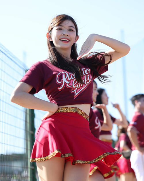 お立ち台でパフォーマンスするインルーら楽天ガールズのチア（撮影・河田真司）