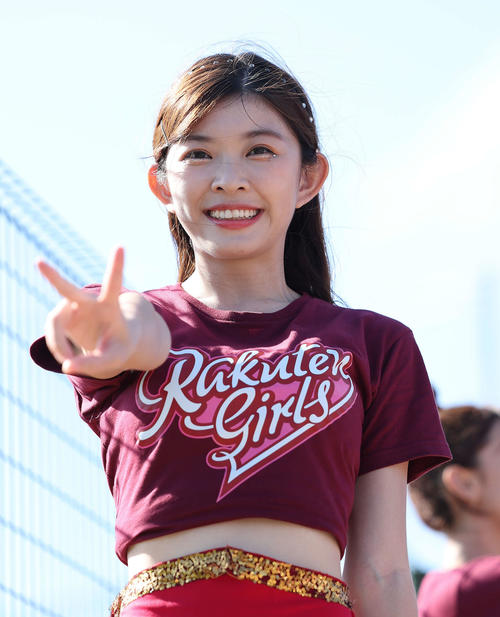 お立ち台でパフォーマンスするインルーら楽天ガールズのチア（撮影・河田真司）