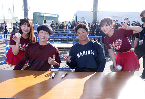 練習試合を終え、楽天ガールズとファンサービスに臨む台湾楽天・チェン・グァンユウ（左から2人目）とロッテ池田（撮影・河田真司）