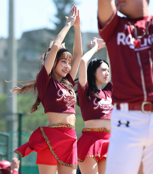お立ち台でパフォーマンスするリン・シャンら楽天ガールズのチア（撮影・河田真司）