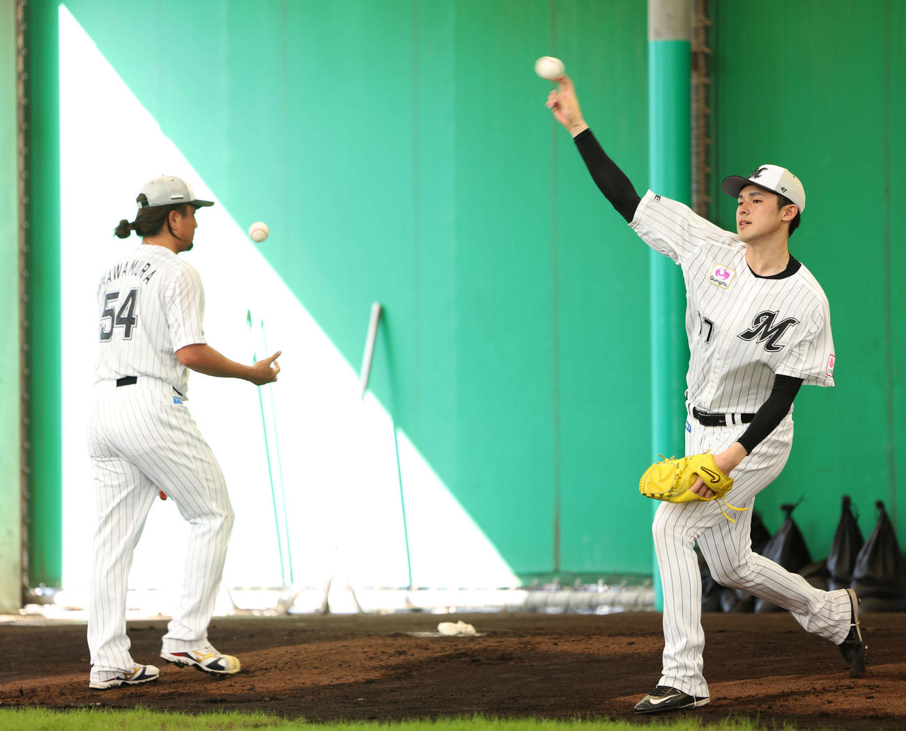 ブルペン投球するロッテ佐々木朗（右）と沢村（撮影・河田真司）