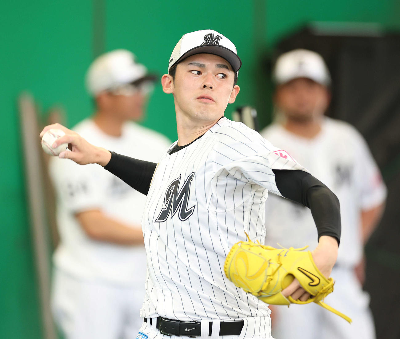 ブルペン投球するロッテ佐々木朗（撮影・河田真司）