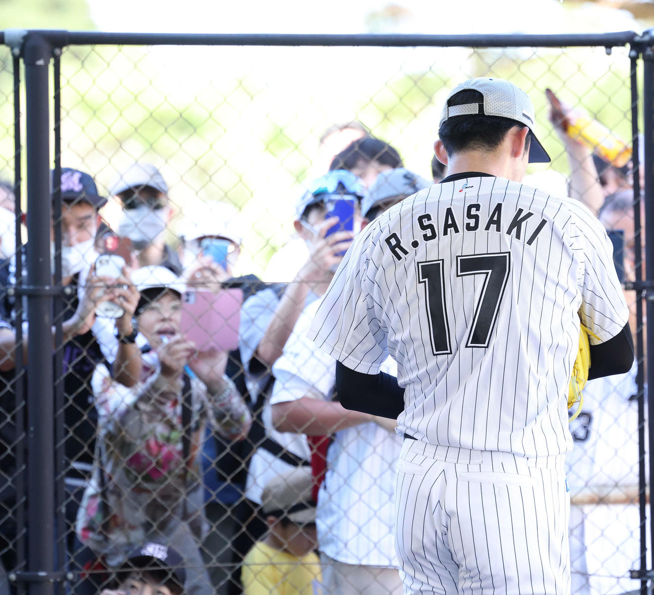 ブルペン投球を終え移動するロッテ佐々木朗（撮影・河田真司）