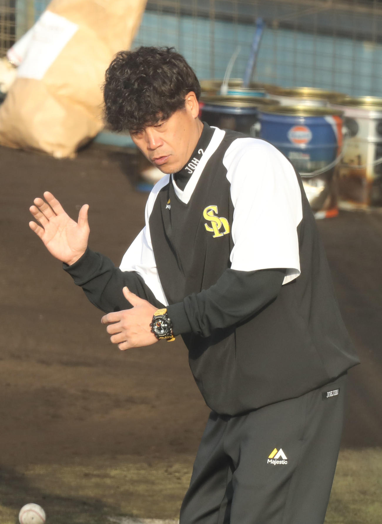打撃指導をする城島球団会長付特別アドバイザー（撮影・屋方直哉）