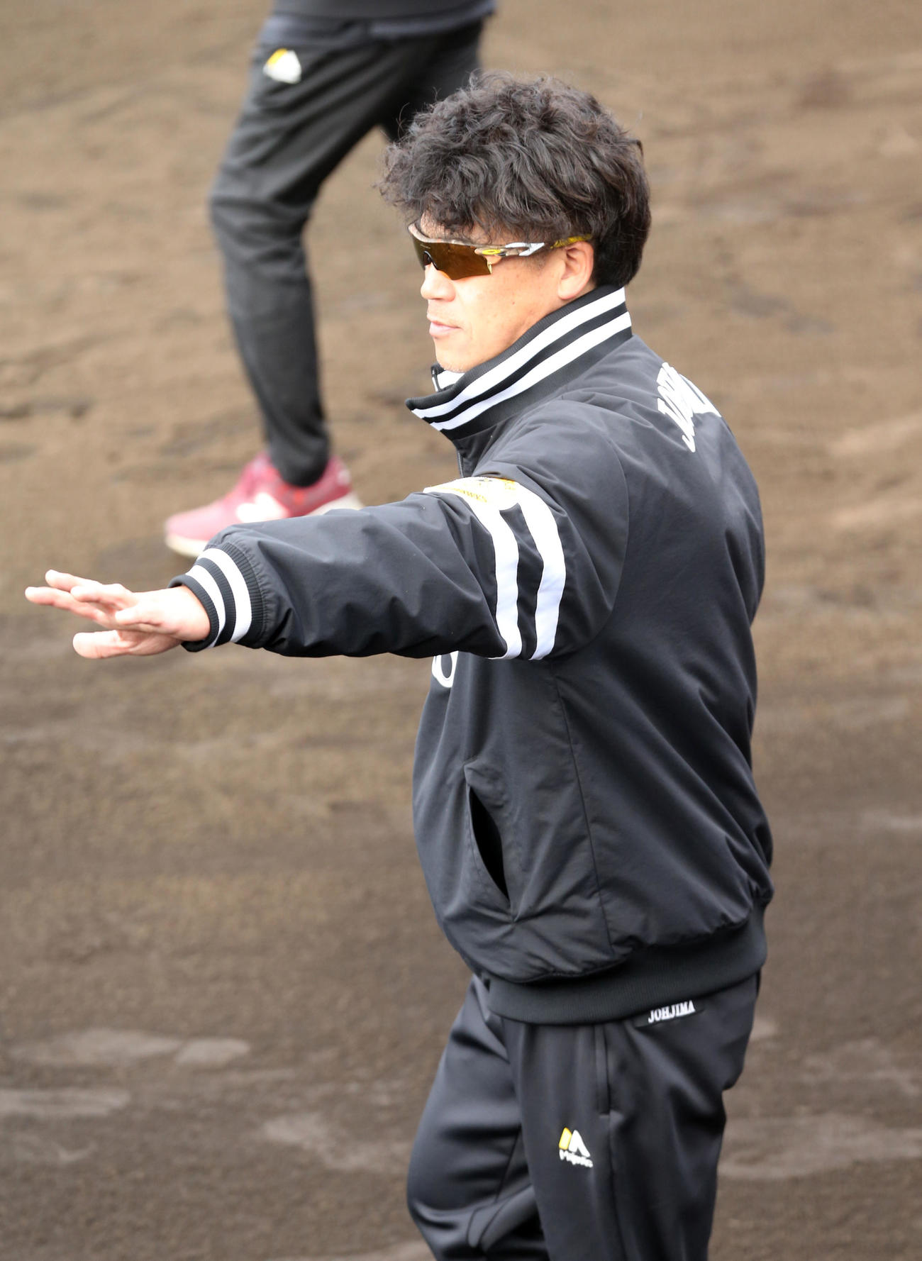 ファンに手を振る城島球団会長付特別アドバイザー（撮影・屋方直哉）